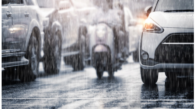 มาดูเทคนิค การขับรถตอนฝนตกหนักอย่างไรถึงจะปลอดภัย 